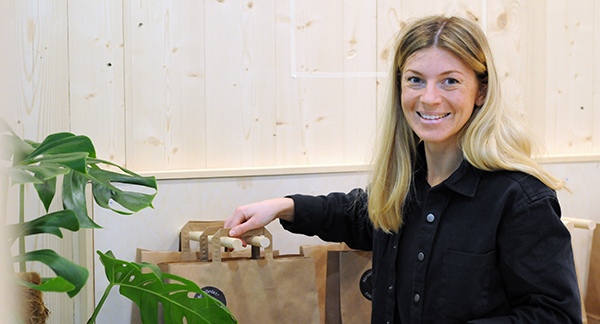 Ellen Bergström förbereder inför utlämning av närodlade grönaker i mathubben på Umeå Östra Resecentrum.